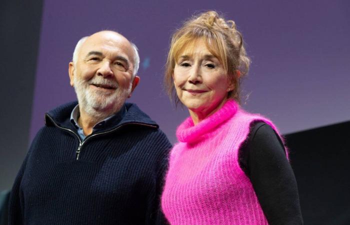 Gérard Jugnot y Marie-Anne Chazel cantando para Michel Blanc en Alpe d’Huez