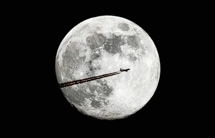 De Plouvien, un fotógrafo aficionado capta el encuentro entre un avión y la luna