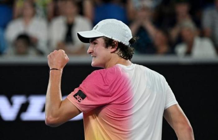 Joao Fonseca (18) se enfrenta a Andrey Rublev en el Abierto de Australia en su primer partido de Grand Slam