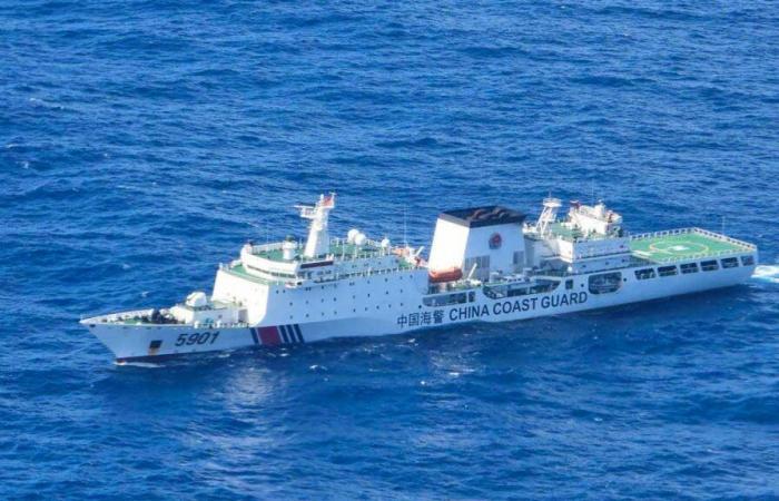 Barco “monstruoso” chino preocupa a Filipinas