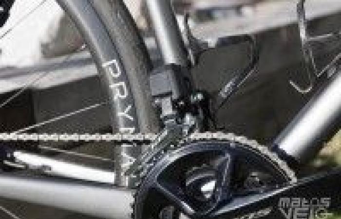 Prueba del grupo Shimano 105 Di2 12V R7150, esto no es amado por error