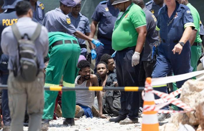 Obligados a comer cadáveres y cucarachas… Lo que sabemos de los mineros abandonados bajo tierra durante meses en Sudáfrica