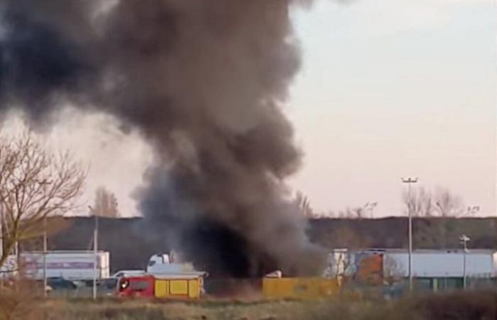 Un barco se incendia en el puerto deportivo de Calais: 54 bomberos se movilizaron