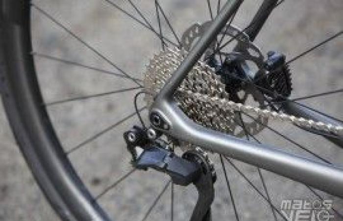 Prueba del grupo Shimano 105 Di2 12V R7150, esto no es amado por error