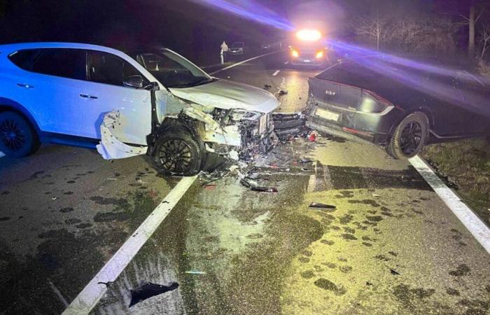 Su coche eléctrico se apaga en la carretera, otro lo atropella