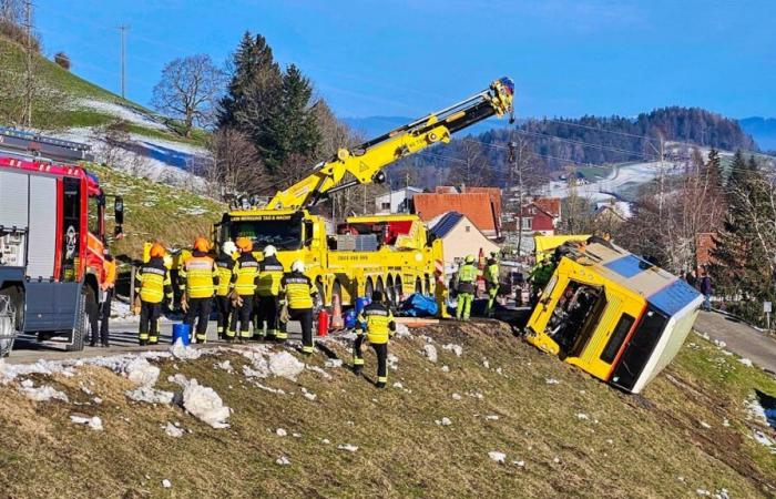 Autobús postal cae por una pendiente: cuatro heridos