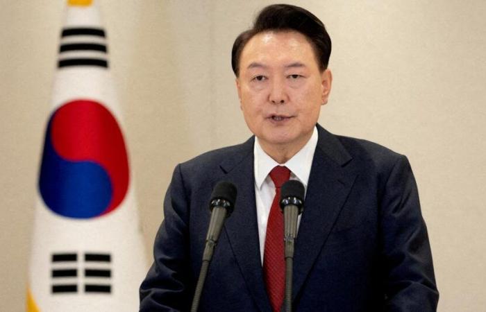 Los investigadores anuncian que arrestaron al presidente Yoon Suk Yeol, quien permanece en silencio bajo custodia policial.