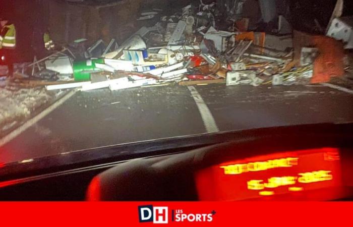 un camión volcado, la carretera de Bay Bonnet bloqueada