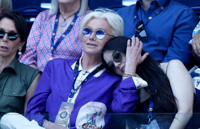 La ex Deborra-Lee Furness es consolada por su hija Ava