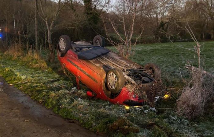 La conductora resbala en el hielo y su coche acaba en el techo.