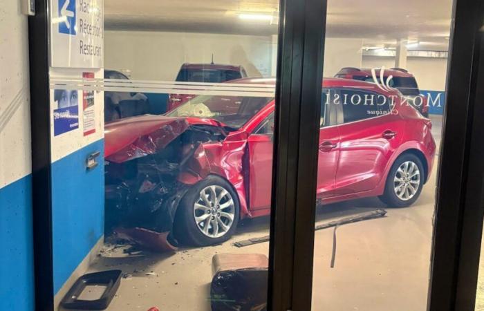 coche dañado en el estacionamiento