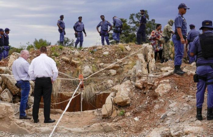 Rescatistas sudafricanos encuentran supervivientes tras el colapso de una mina de oro ilegal