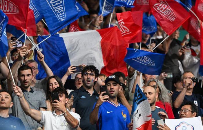 Demasiado ruido, los aficionados franceses obligan a los jugadores y espectadores de otro partido a cambiar de cancha