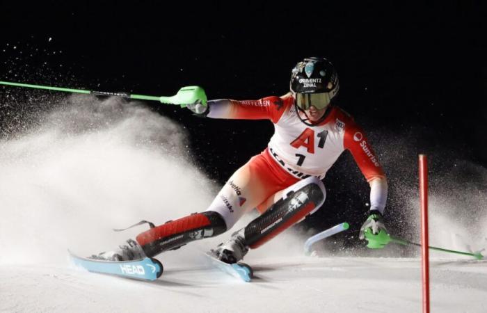 Camille Rast sobrevuela el slalom nocturno en Flachau