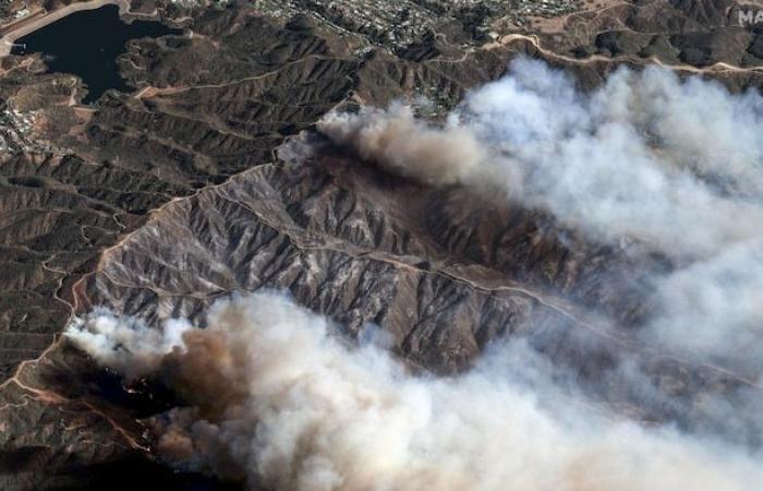 Nuevas ráfagas de viento amenazan con alimentar incendios