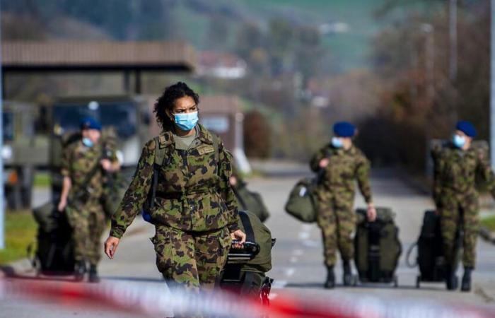 Más mujeres suizas podrían alistarse en el ejército