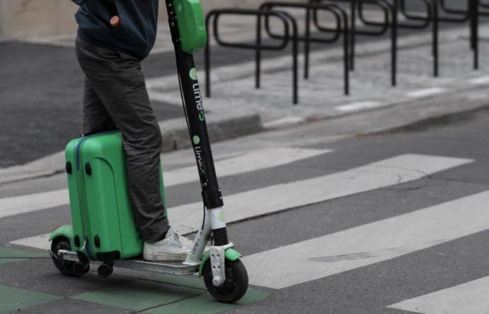 Mientras andaba en scooter, deja caer un kilo de cannabis delante de la policía.