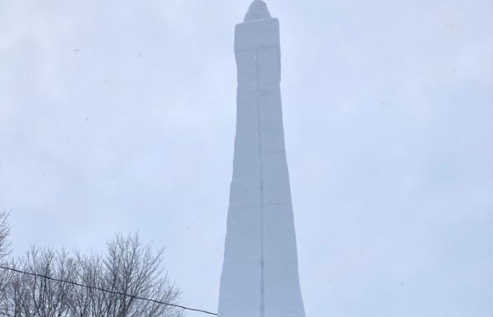 Jean-Marie Laliberté esculpe en nieve la Torre Eiffel y sus anillos olímpicos