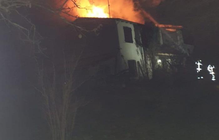 GARD Incendio en el tejado de una casa anoche, sus ocupantes fueron reubicados