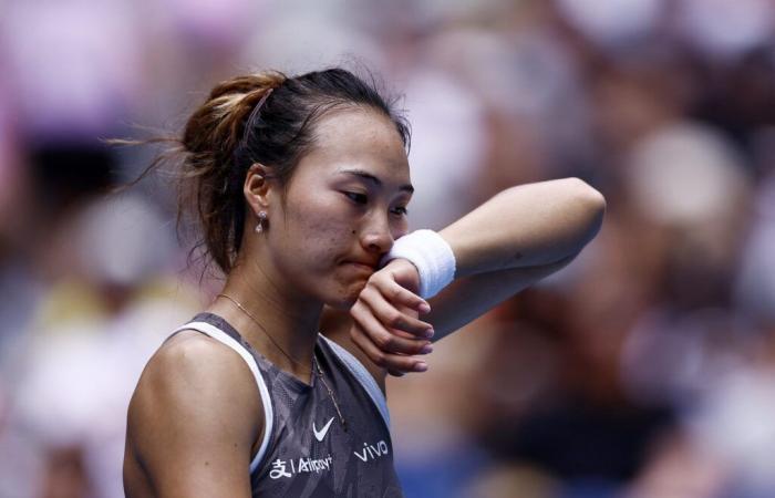 El campeón olímpico Zheng Qinwen fue derrotado en la segunda ronda del Abierto de Australia por la veterana Laura Siegemund.