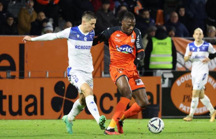 Estadio Laval. Laval en conversaciones avanzadas con un defensa del Auxerre