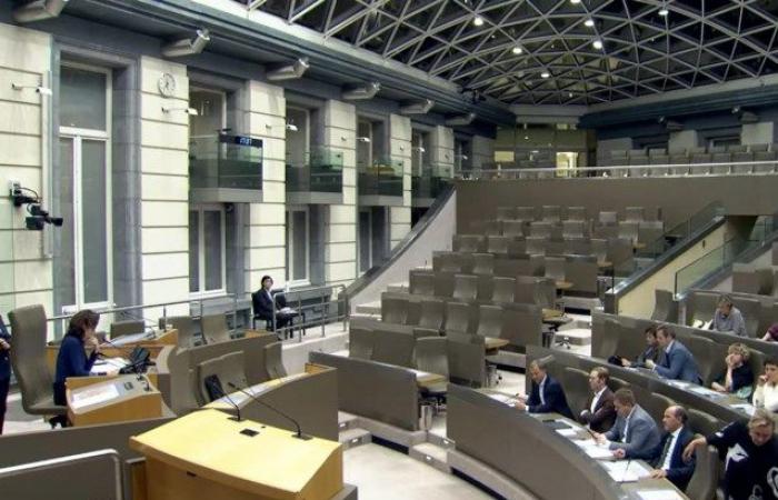 Varios partidos abandonan el parlamento durante un minuto de silencio en memoria del negacionista condenado Roeland Raes: “Por un manejo honesto de nuestra historia”