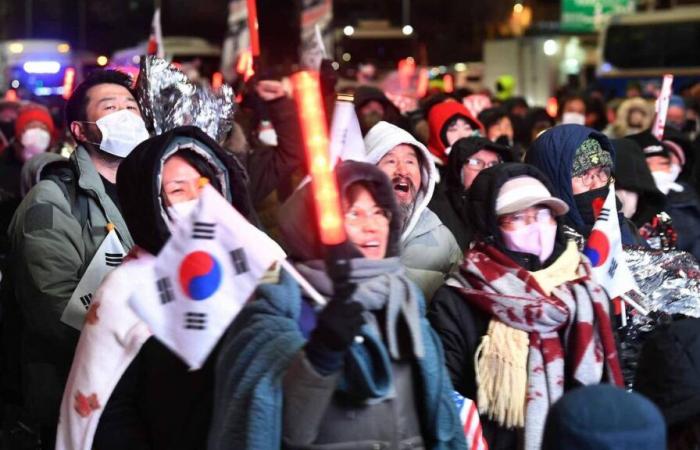 En Corea del Sur, el presidente depuesto arrestado y el país dividido