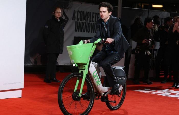 Sorpresa ! Timothée Chalamet llega en bicicleta Lime al estreno de A Perfect Stranger en Londres