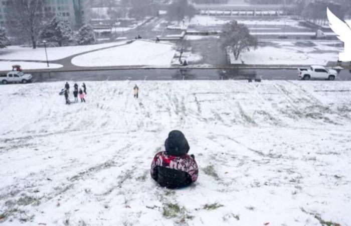 Un niño muere atrapado bajo el hielo de un estanque