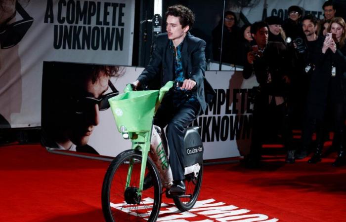 En “Quotidien”, Timothée Chalamet revela que fue multado tras usar la bicicleta Lime en Londres