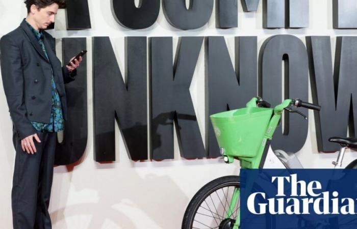 Timothée Chalamet multado con £65 por estacionar su bicicleta Lime en el estreno de A Complete Unknown