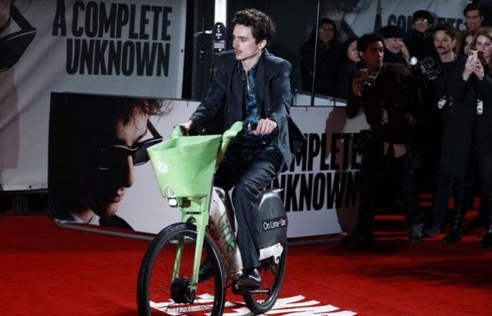 Timothée Chalamet llega a la alfombra roja en una bicicleta eléctrica de autoservicio… y recibe una multa