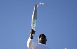 Basile Boli inicia el relevo de la antorcha olímpica en Marsella