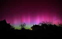 Una aurora boreal de excepcional intensidad incendia el cielo de Lemosín
