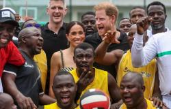 El príncipe Harry juega voleibol con veteranos durante su visita