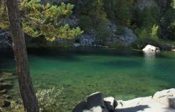El lago azul de Balayes, un rincón mágico en Alto Loira