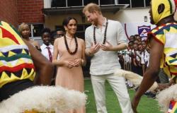 El príncipe Harry y Meghan Markle son recibidos como estrellas en Nigeria