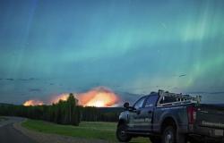 Una ciudad amenazada por un violento incendio forestal en Canadá