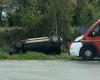 Accidente de tráfico en Briouze: coche y camión chocan, mujer herida