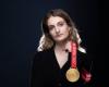 Gabriella Papadakis honrada de llevar la antorcha olímpica en Atenas