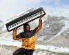 VIDEO. Tocó el piano frente al Monte Everest: “Pensé en el niño que era y estoy orgulloso de estar hoy aquí”