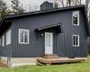 Una linda casa de madera escandinava en venta por $399,000 en Sutton