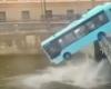Rusia: tres muertos al caer un autobús al río en San Petersburgo