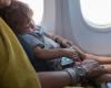 El sorprendente truco de una madre para que su hijo duerma en un avión