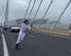 VIDEO. Paso de la llama olímpica en Aveyron: imágenes del portador Taïg Khris, patinando en el viaducto de Millau