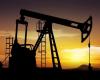 El petróleo cae ante señales de débil demanda de combustible y dólar fuerte