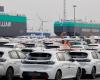 Cientos de miles de coches eléctricos sin vender se estancan en los puertos europeos
