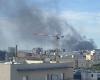 Gran incendio en la circunvalación de Lyon; humo espeso visible en el cielo