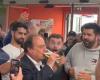 Imagen del día: cuando François Hollande, en campaña para las elecciones legislativas, bebe una pinta de cerveza con motivo del aniversario de un club de rugby