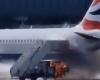 VIDEO. Un avión Airbus A320 escapa por poco de las llamas durante el espectacular incendio de una escalera móvil